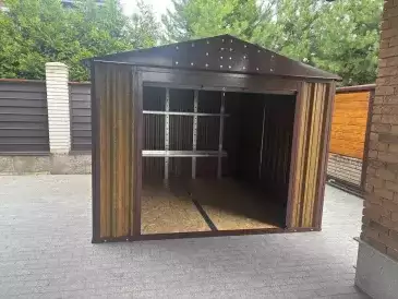 Гараж для квадроцикла в комбинированной расцветке в дер. Поляны, Троицкий адм.окр, г. Москва